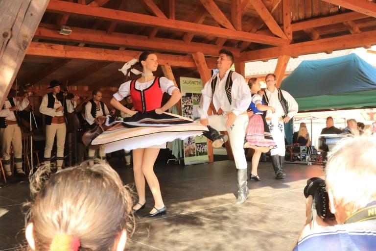 Na scenie tańczące dwie pary i przygrywająca im kapela góralska. Wszyscy w regionalnych strojach.