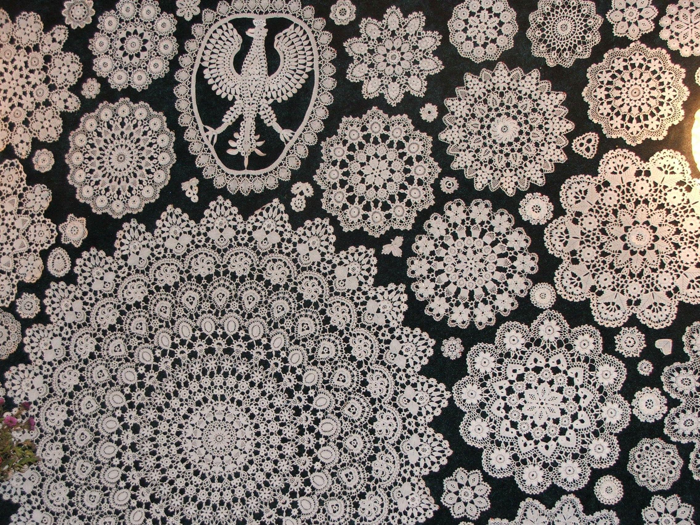 Fragment największej koniakowskiej serwety oficjalnie zatwierdzonej w Księdze Rekordów
Guinnessa. Dzieło zdobi „wyheklowany” orzeł - godło Polski.