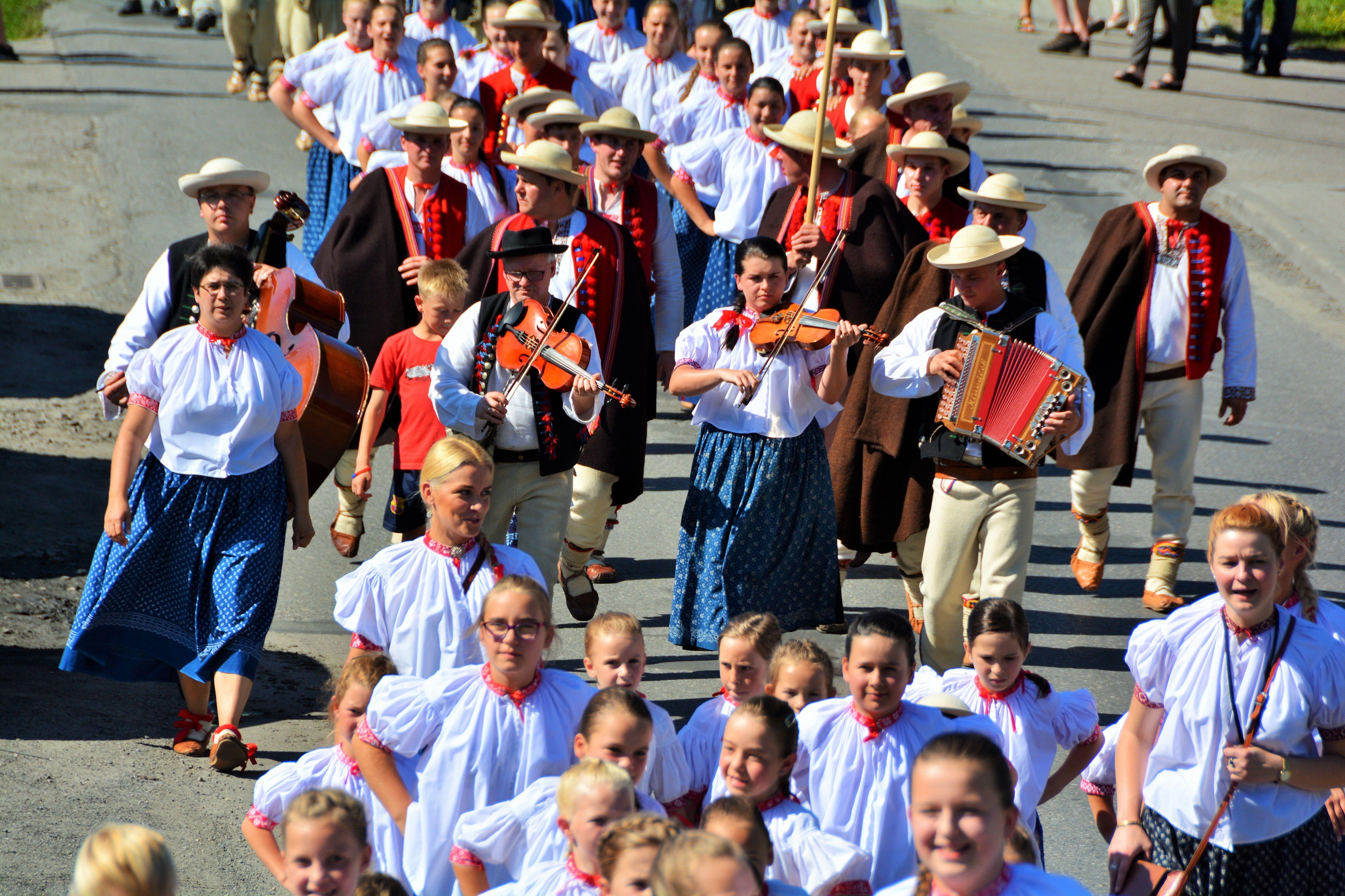 Góralski pochód. Mężczyźni, kobiety oraz dzieci paradują w tradycyjnych, regionalnych strojach. W
centralnym miejscu pochodu gra kapela góralska.
